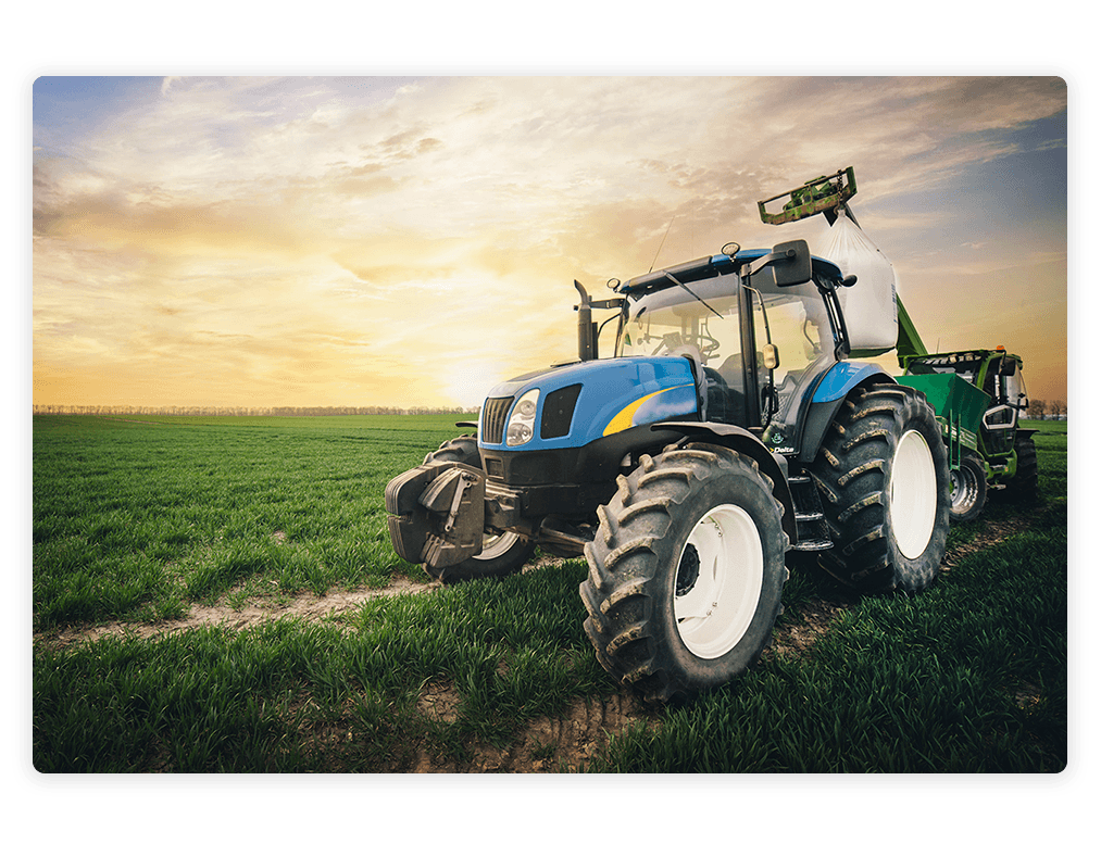 Trattore con macchine agricole al lavoro nel campo