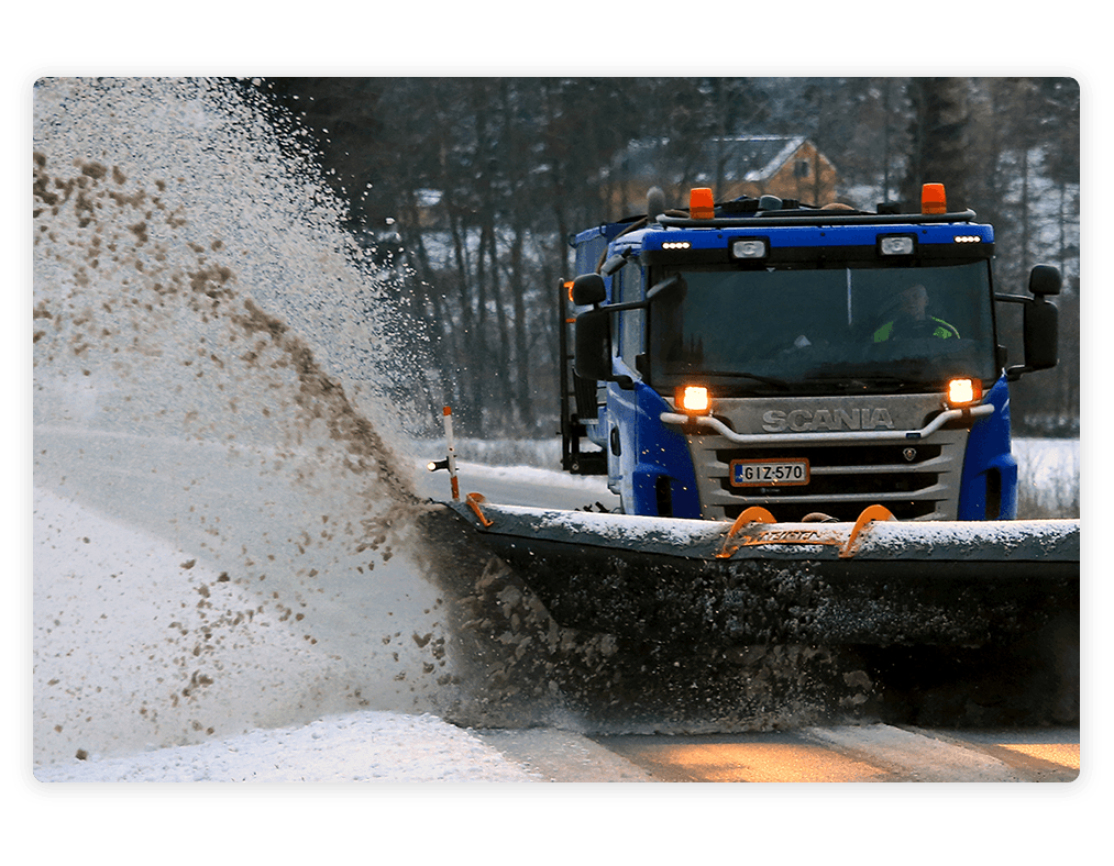 Camion con pala spazzaneve